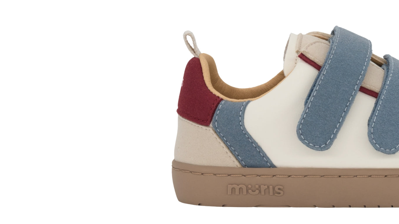 Barfußschuh mit zwei Klettverschlüssen, breite Zehenbox, flexible Sohle, geschlossener Fersenbereich, Seitenansicht außen Fersenbereich, einzelner Schuh