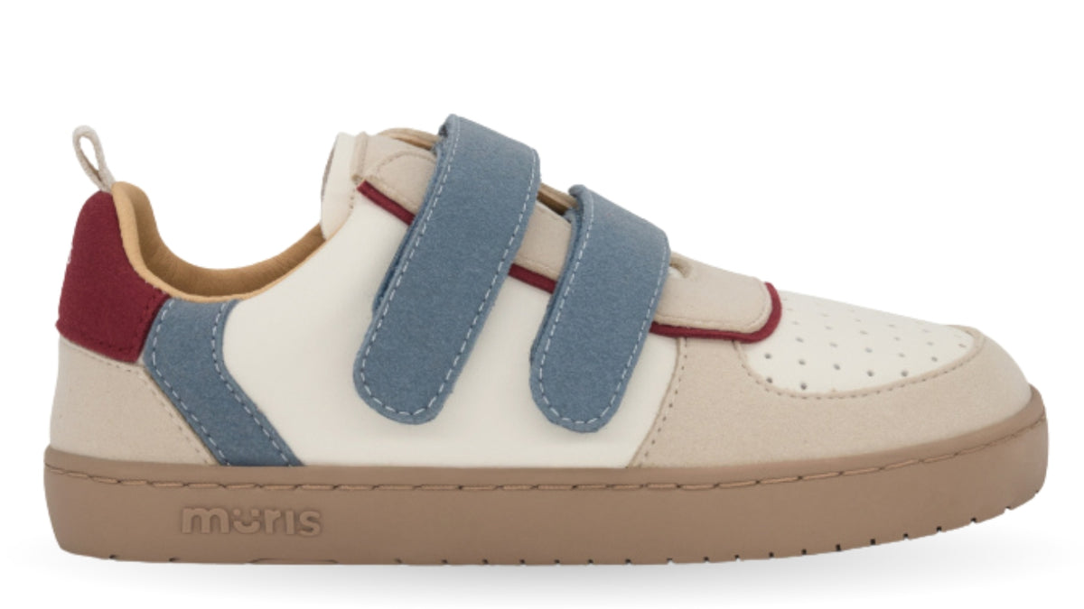 Barfußschuh mit zwei Klettverschlüssen, breite Zehenbox, flexible Sohle, geschlossener Fersenbereich, Seitenansicht außen, einzelner Schuh