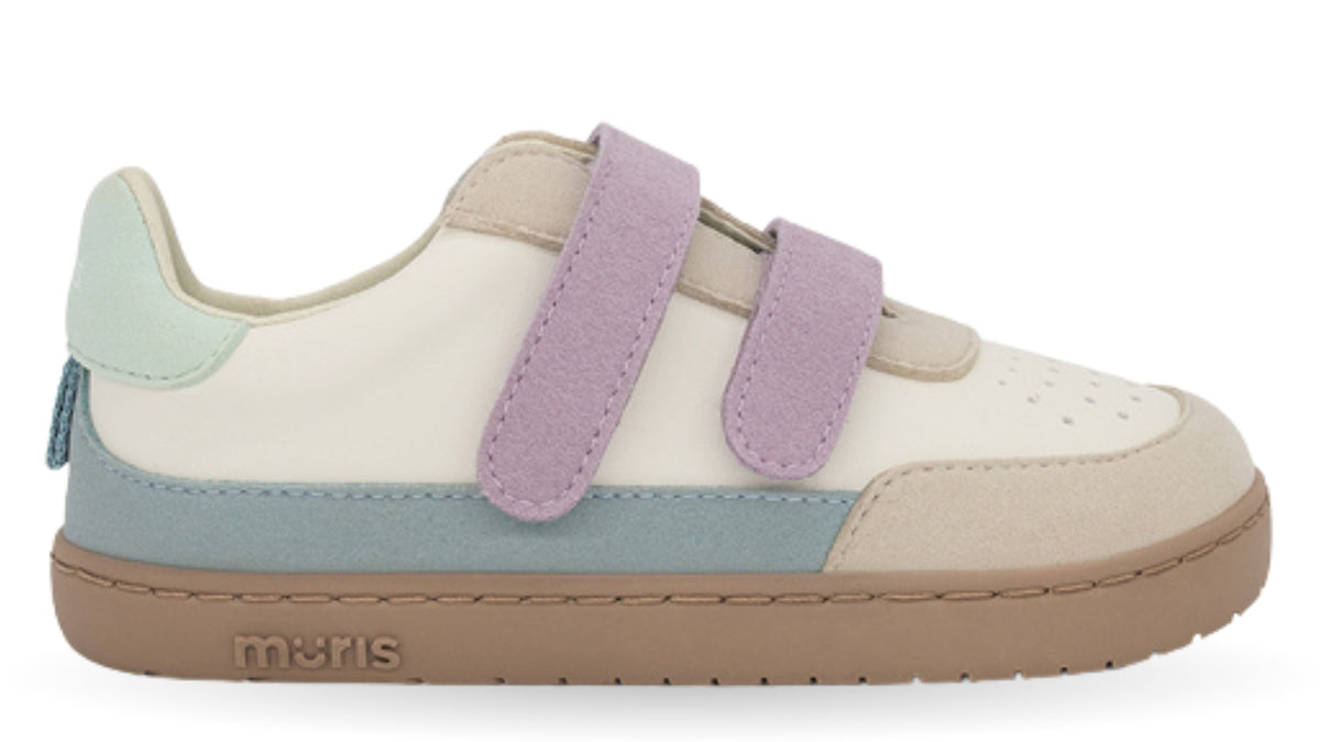 Barfußschuh für Kinder, Seitenansicht außen, breite Zehenbox, geschlossene Zehenpartie, geschlossener Fersenbereich, zwei Klettverschlüsse, flache Sohle