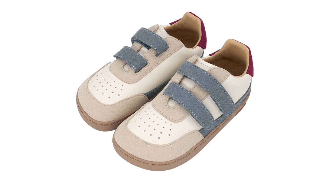 Barfußschuh für Kinder, breite Zehenbox, geschlossene Zehenpartie, geschlossener Fersenbereich, zwei Klettverschlüsse, flache Sohle, schräge Vorderansicht als Paar