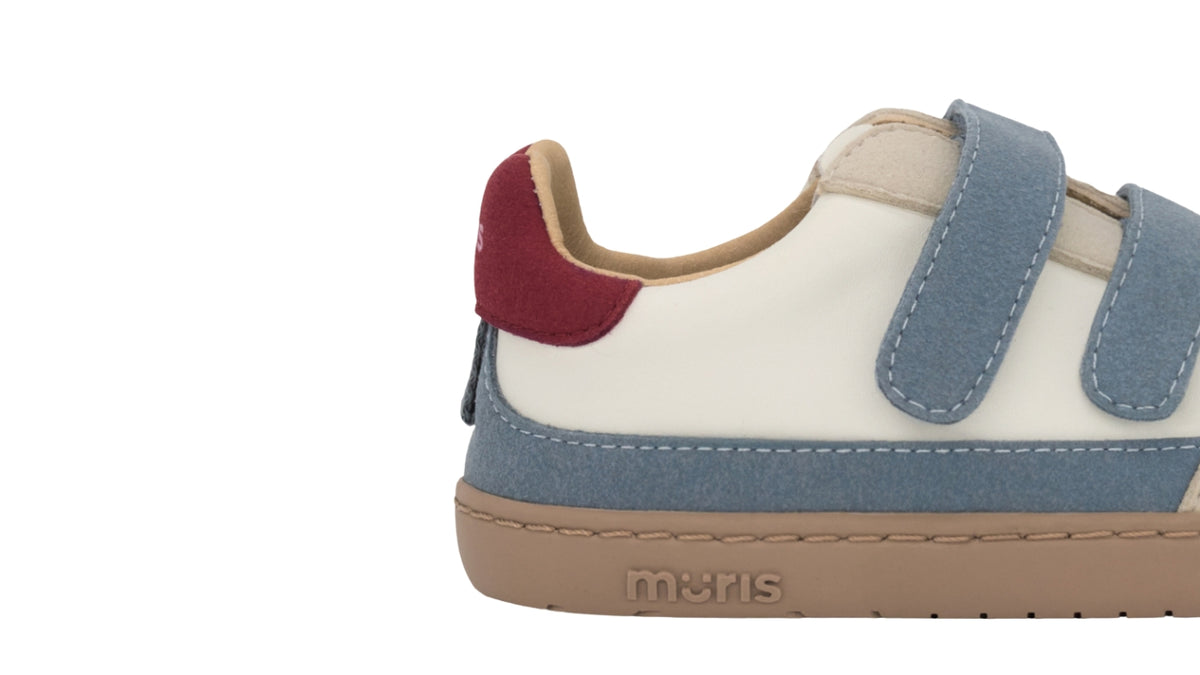 Barfußschuh für Kinder, breite Zehenbox, geschlossene Zehenpartie, geschlossener Fersenbereich, zwei Klettverschlüsse, flache Sohle, Detailansicht Fersenbereich