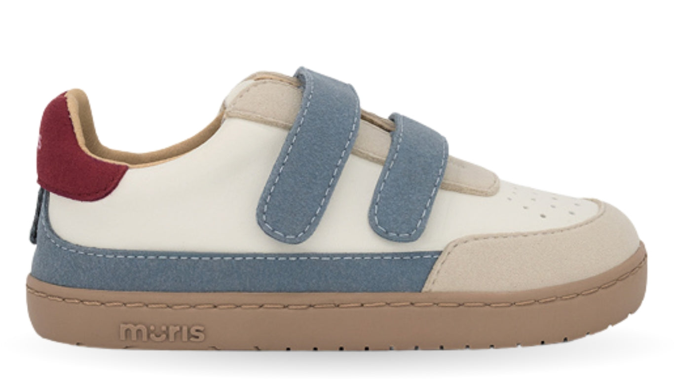 Barfußschuh für Kinder, breite Zehenbox, geschlossene Zehenpartie, geschlossener Fersenbereich, zwei Klettverschlüsse, flache Sohle, Seitenansicht einzelner Schuh