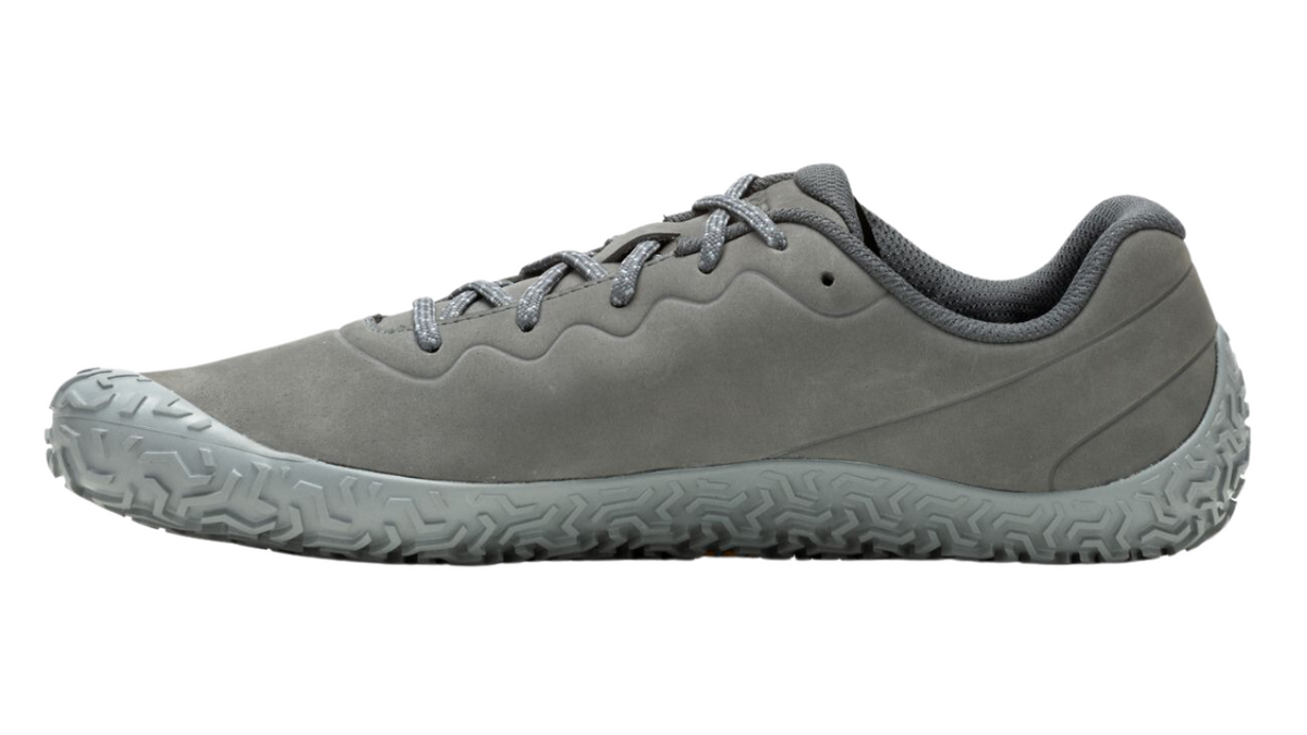 Barfußschuh mit Schnürsenkeln, geschlossener Zehenbox und geschlossenem Fersenbereich, profilierte Sohle, Seitenansicht außen