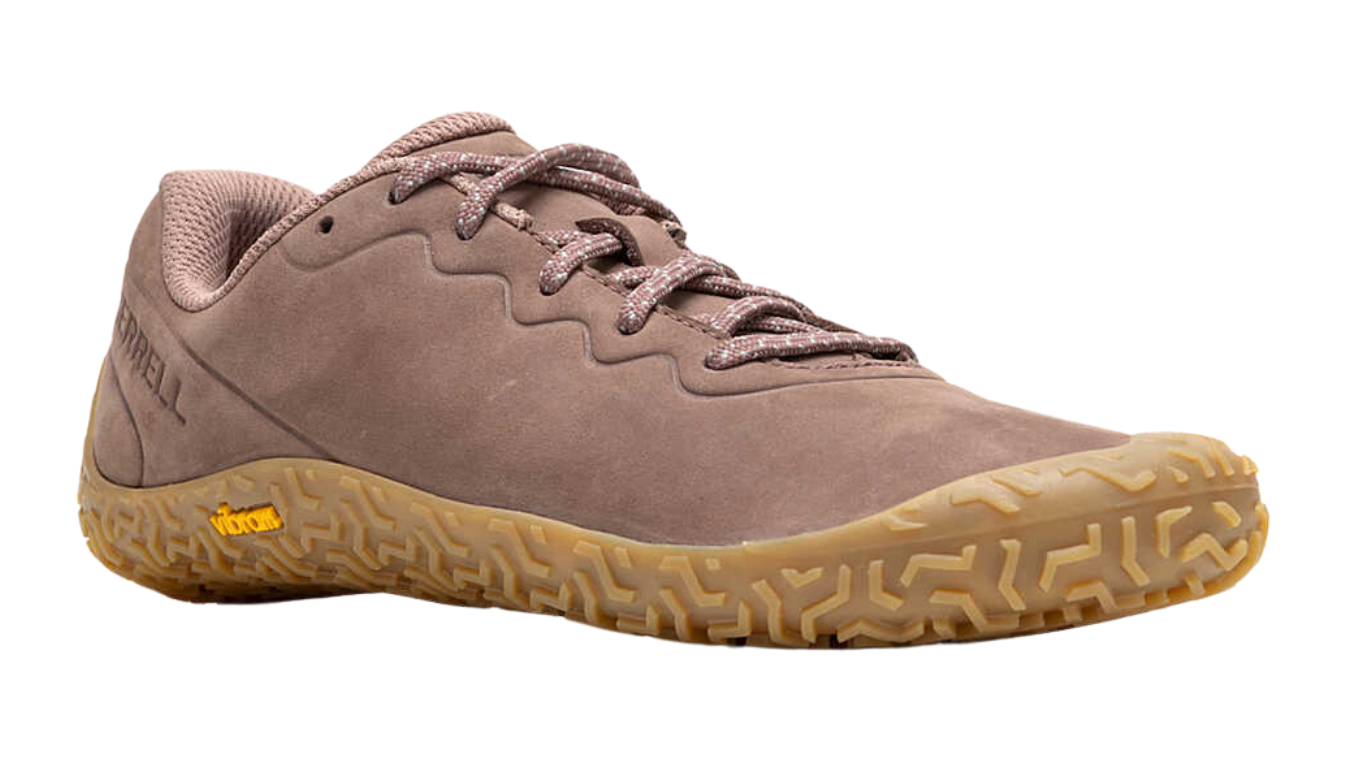Barfußschuh mit Schnürsenkeln, geschlossener Zehenbox und geschlossenem Fersenbereich, profilierte Sohle, schräge Vorderansicht