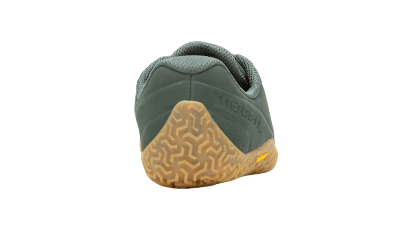 Barfußschuh mit Schnürsenkeln, geschlossener Zehenbox und geschlossenem Fersenbereich, profilierte Sohle, schräge Vorderansicht