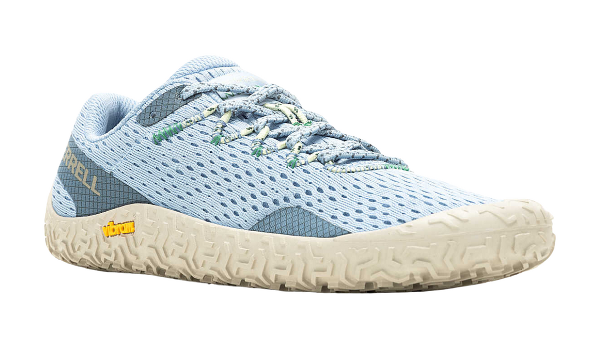 Barfußschuh mit Schnürsenkeln, geschlossener Zehenbox und geschlossenem Fersenbereich, profilierte Sohle, Seitenansicht außen