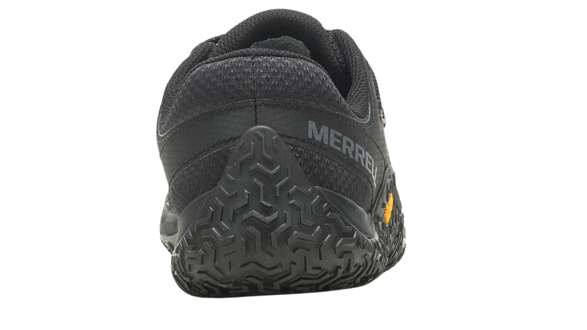 Barfußschuh mit Schnürsenkeln, geschlossener Zehenbox und geschlossenem Fersenbereich, profilierte Sohle, Ansicht von hinten