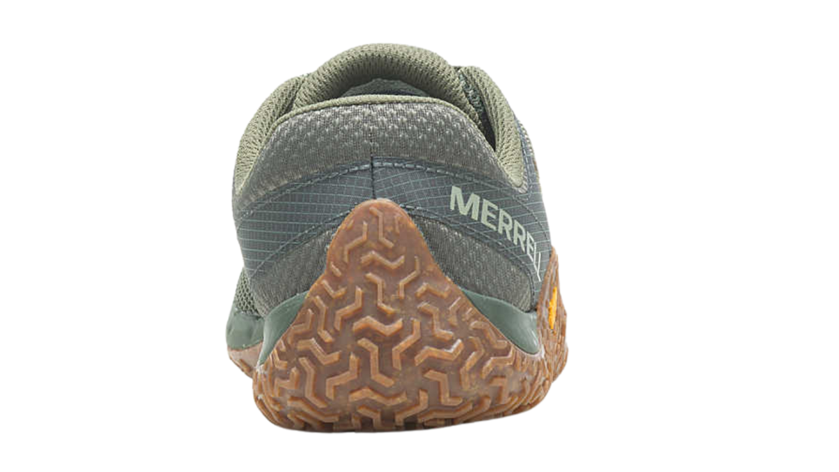 Barfußschuh mit Schnürsenkeln, geschlossener Zehenbox und geschlossenem Fersenbereich, profilierte Sohle, Ansicht von hinten