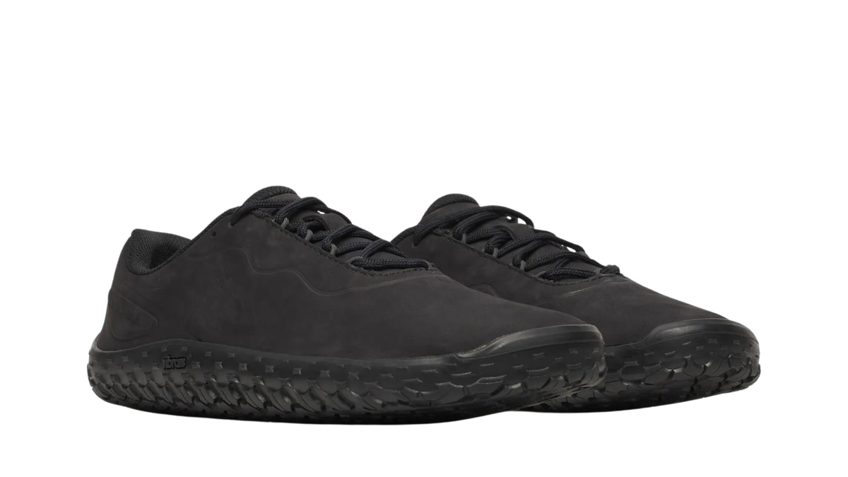 Barfußschuh für Erwachsene als Paar mit Schnürung, breiter Zehenbox und profilierter Sohle, schräge Vorderansicht