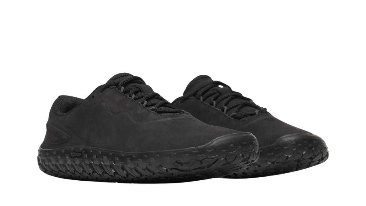 Barfußschuh für Erwachsene als Paar mit Schnürung, breiter Zehenbox und profilierter Sohle, schräge Vorderansicht