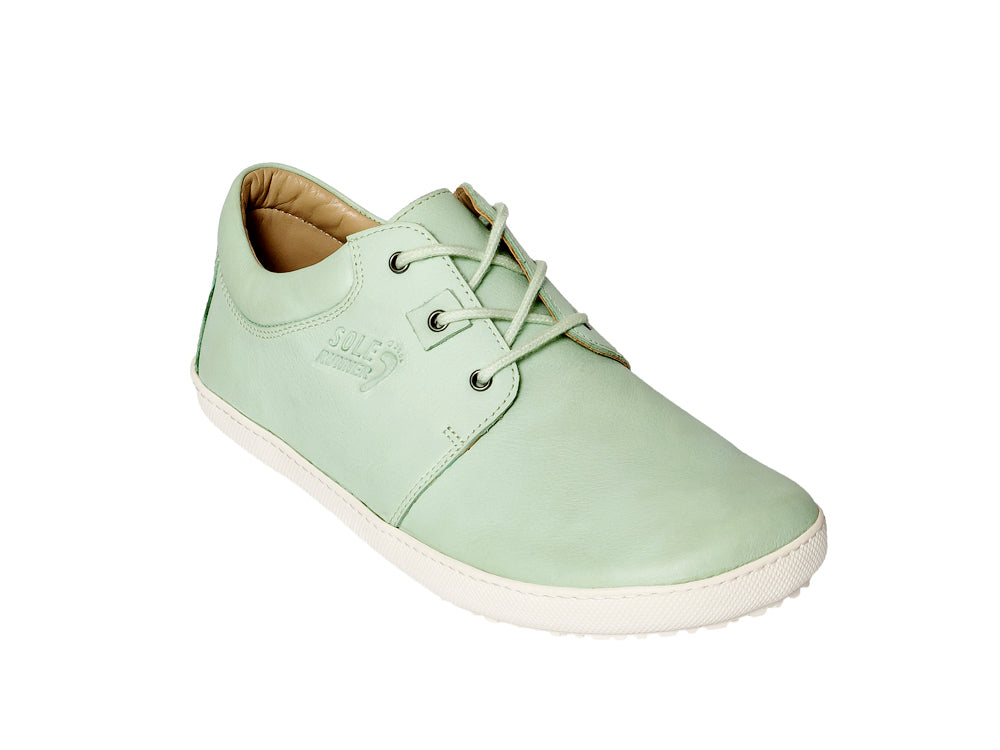 Barfußschuh, geschlossene Zehen und geschlossener Fersenbereich, Schnürsenkel, flexible Sohle, einzelner Schuh, schräge Vorderansicht