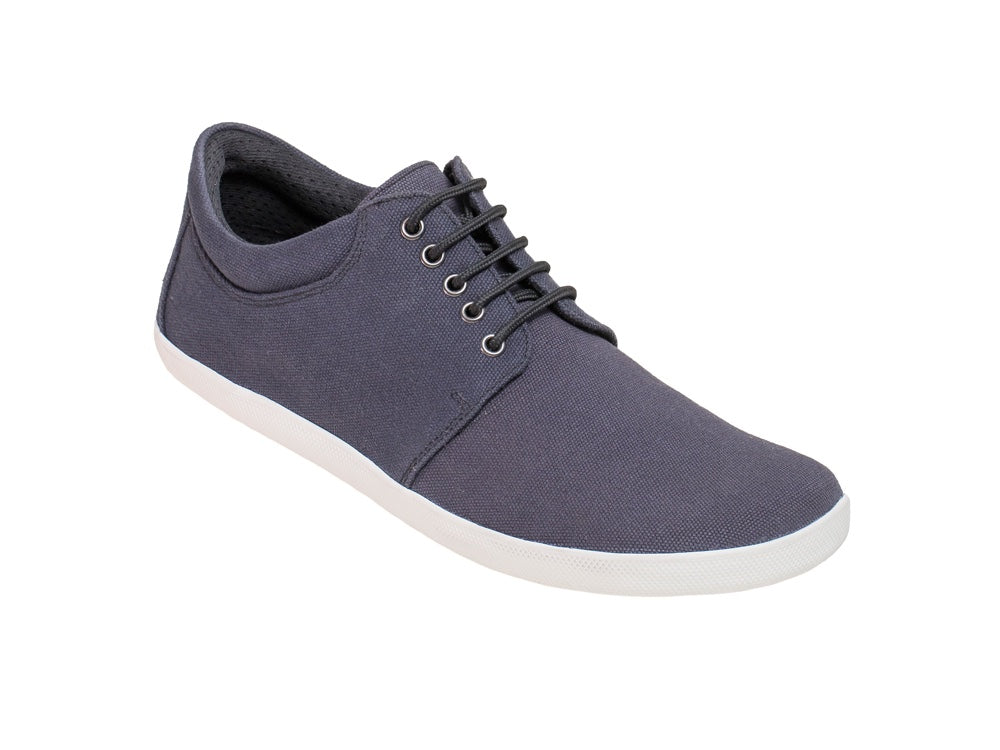 Barfußschuh, geschlossene Zehen und geschlossener Fersenbereich, Schnürsenkel, flexible Sohle, einzelner Schuh, schräge Vorderansicht