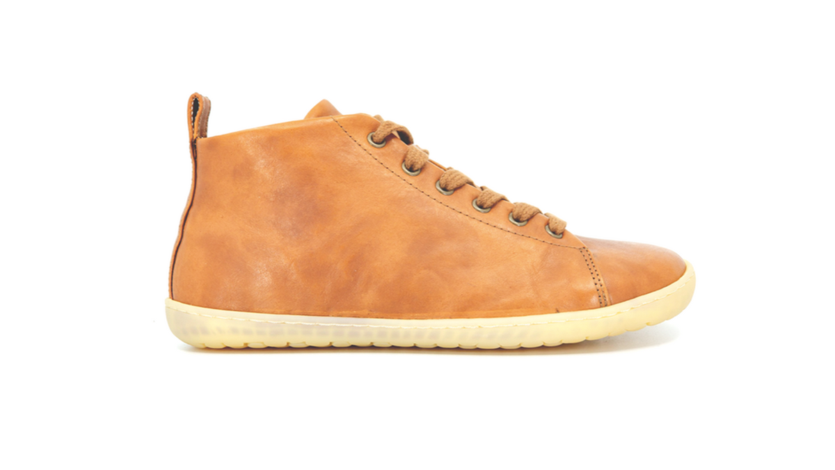 Hoher Barfußsneaker mit Schnürung, geschlossener Zehenpartie und hohem Schaft, Seitenansicht außen
