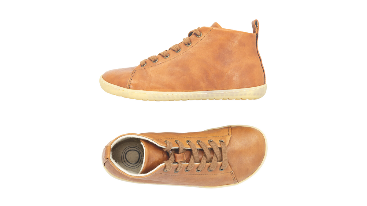 Hoher Barfußsneaker mit Schnürung, geschlossener Zehenpartie und hohem Schaft, Seitenansicht und Draufsicht als Paar