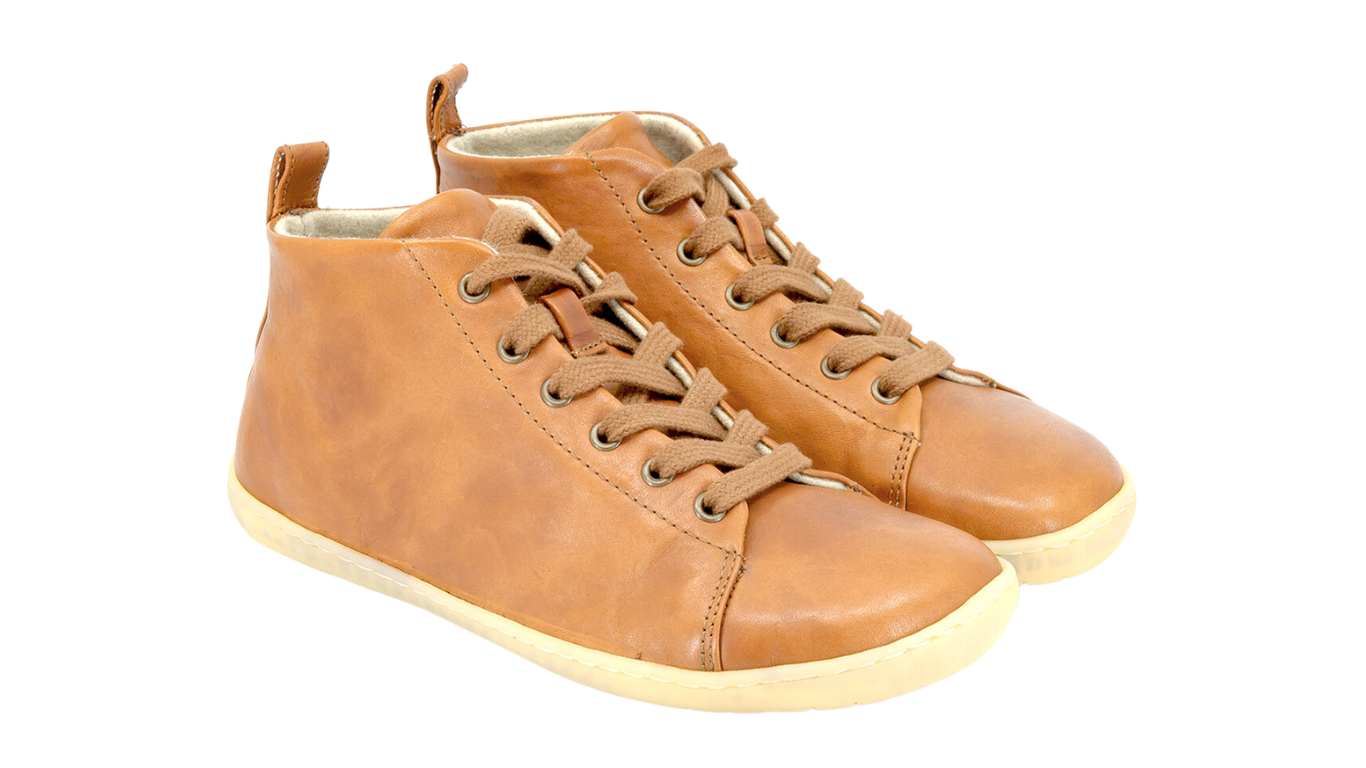 Hoher Barfußsneaker mit Schnürung, geschlossener Zehenpartie und hohem Schaft, schräge Vorderansicht als Paar