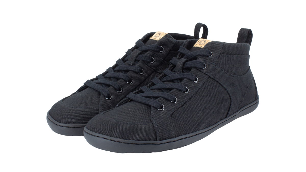Hoher Barfußsneaker mit Schnürung, Textil-Obermaterial und geschlossener Zehenpartie, schräge Vorderansicht als Paar