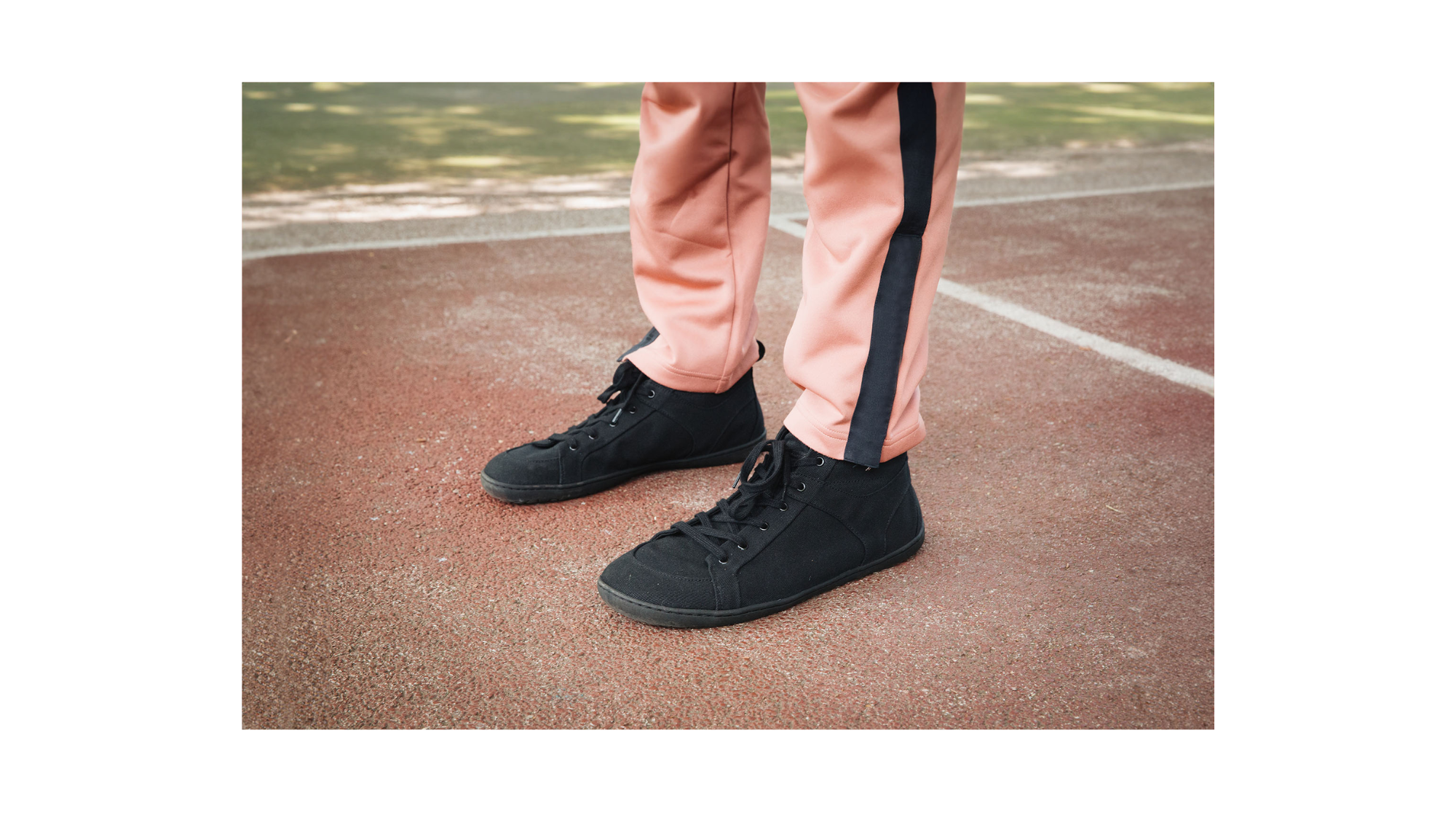 Hoher Barfußsneaker mit Schnürung, Textil-Obermaterial und geschlossener Zehenpartie, schräge Vorderansicht als Paar, getragen am Fuß