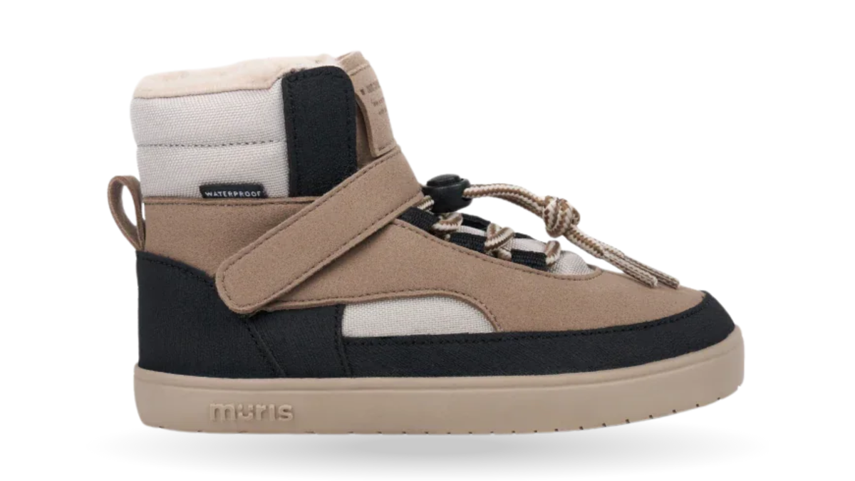 Barfußschuh mit Klettverschluss und Schnellschnürung, breite Zehenbox, flexible Sohle, geschlossener Schaft, geschlossener Fersenbereich, Seitenansicht außen, einzelner Schuh