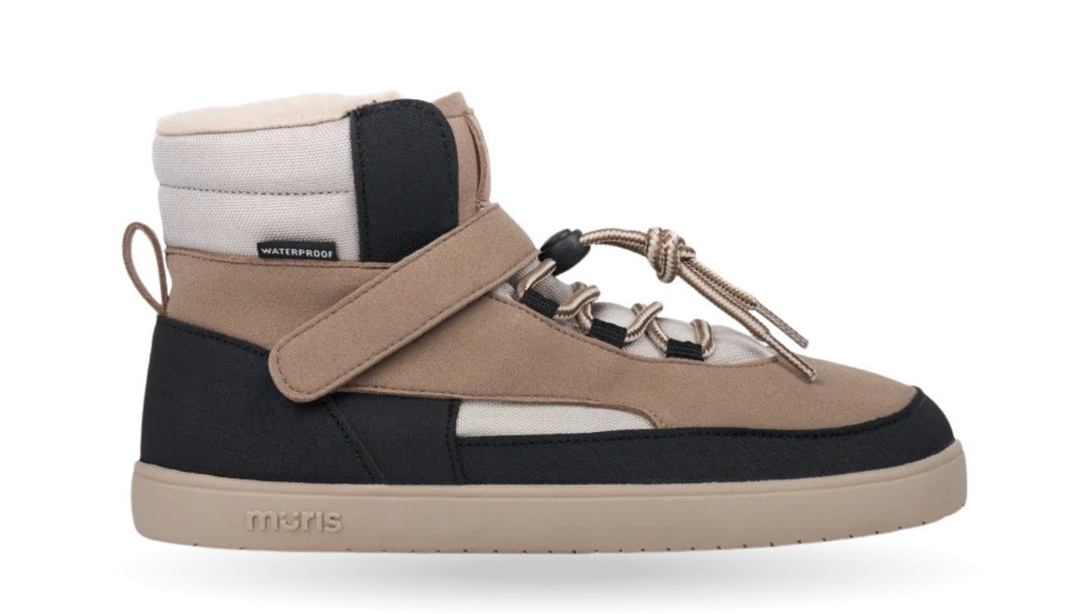 Barfußschuh mit Klettverschluss und Schnellschnürung, breite Zehenbox, flexible Sohle, geschlossener Schaft, geschlossener Fersenbereich, Seitenansicht außen, einzelner Schuh