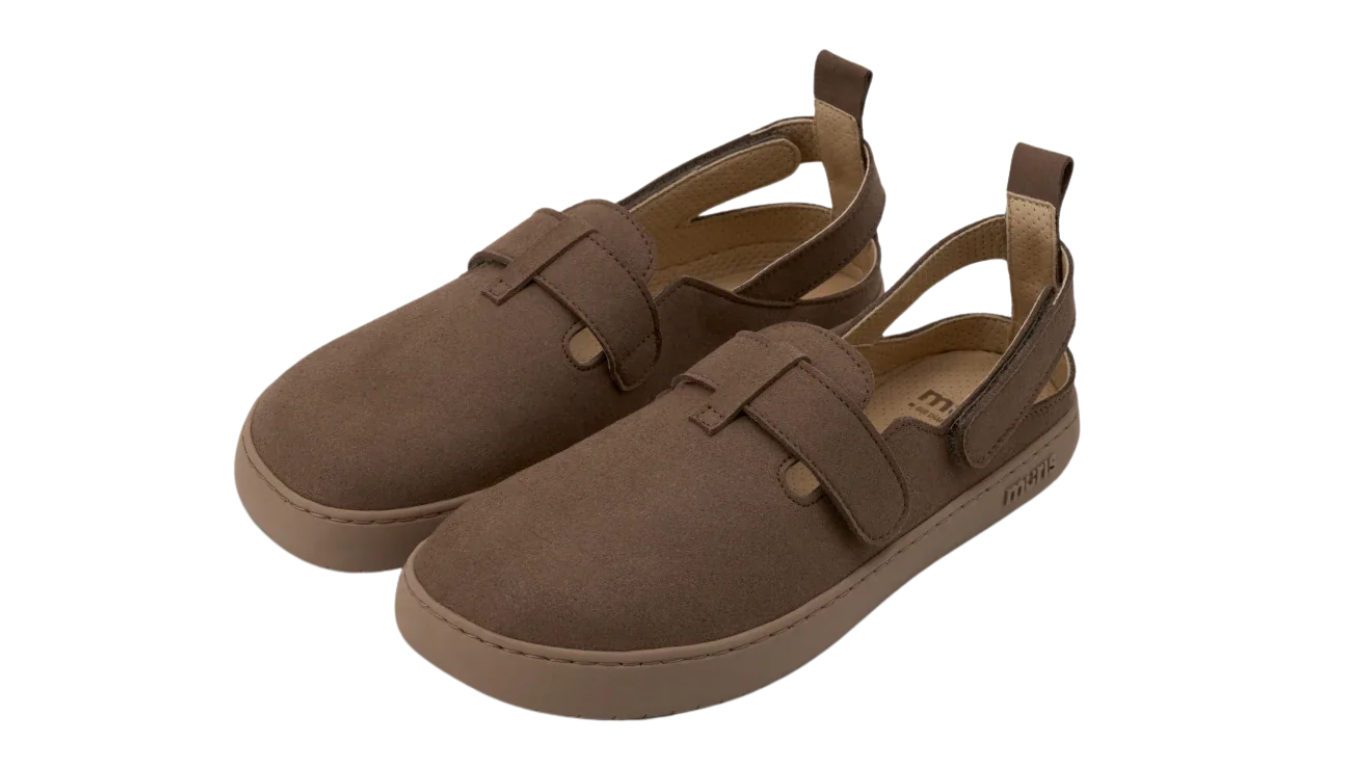 Barfußschuh für Kinder als Paar mit Riemen, flexibler Sohle und geschlossener Zehenpartie, schräge Vorderansicht