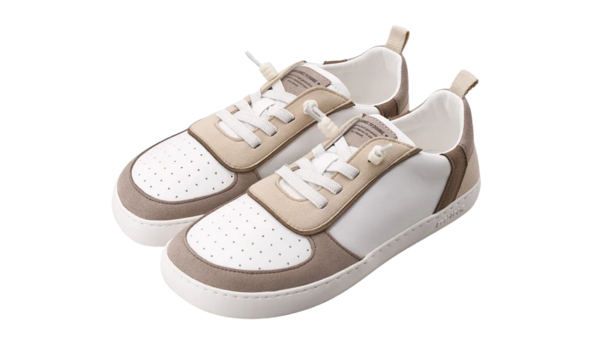 Barfußschuh für Kinder als Paar mit breiter Zehenbox und Schnürung, schräge Vorderansicht
