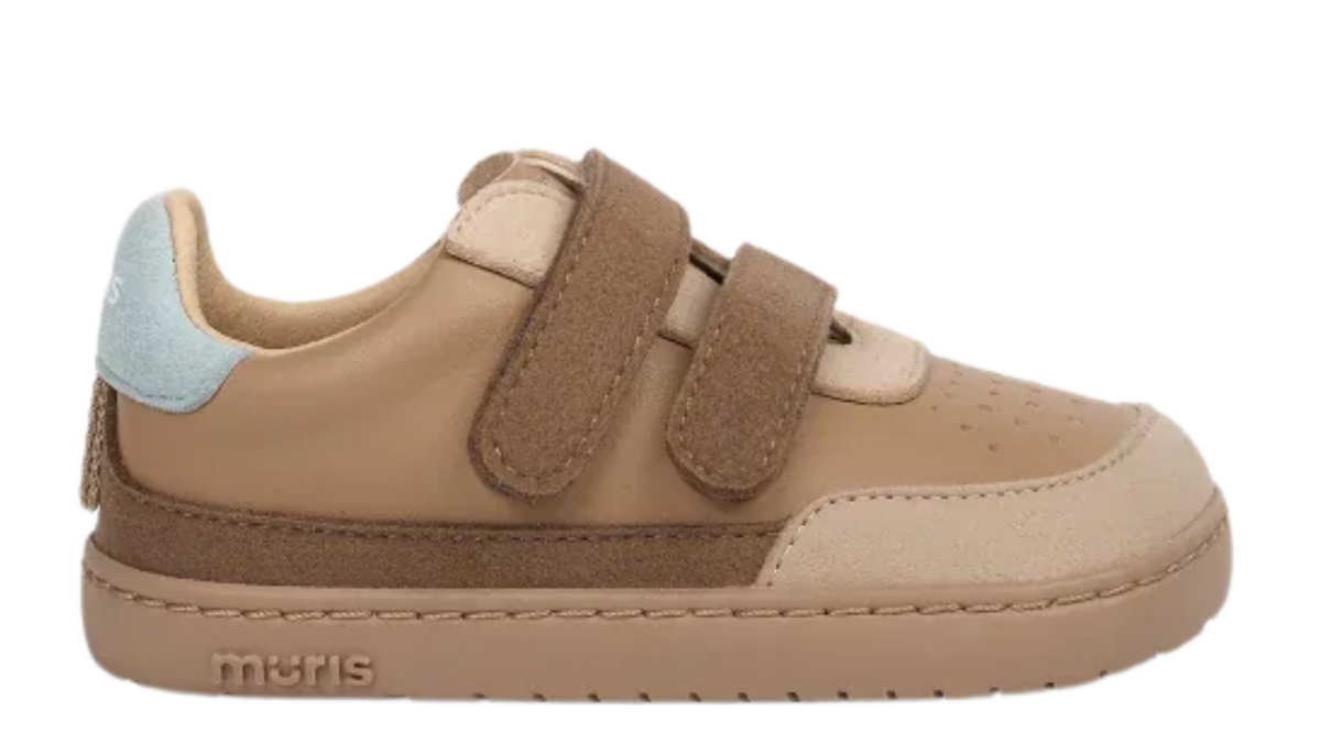 Barfußschuh für Kinder mit breiter Zehenbox, flexibler Sohle und zwei Klettverschlüssen, Seitenansicht außen