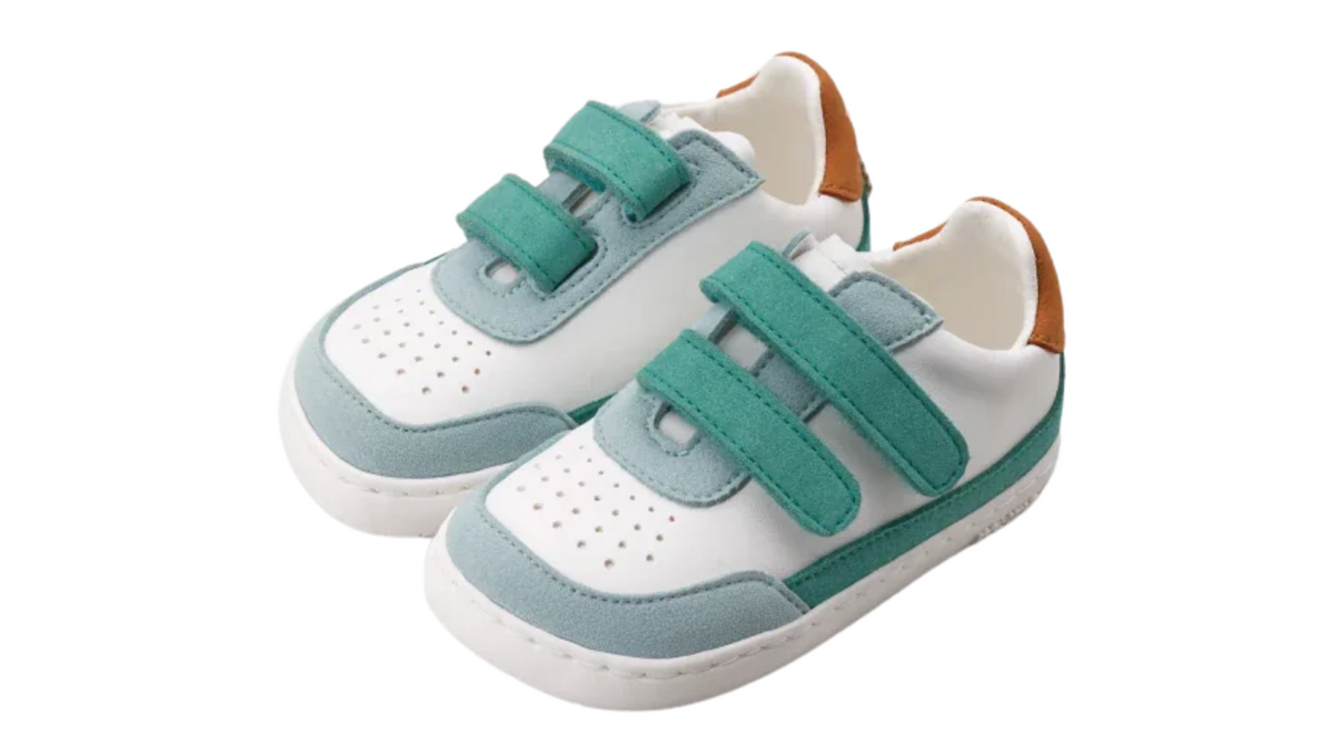 Barfußschuh für Kinder als Paar mit breiter Zehenbox und zwei Klettverschlüssen, schräge Vorderansicht