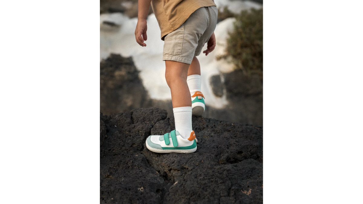 Barfußschuh für Kinder mit breiter Zehenbox, flexibler Sohle und zwei Klettverschlüssen, Seitenansicht außen