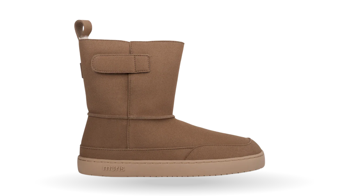 Barfußwinterstiefel, geschlossene Zehenpartie, geschlossener Fersenbereich, Schaft mit Klettverschluss, Zuglasche, flache Sohle, Seitenansicht außen, einzelner Schuh