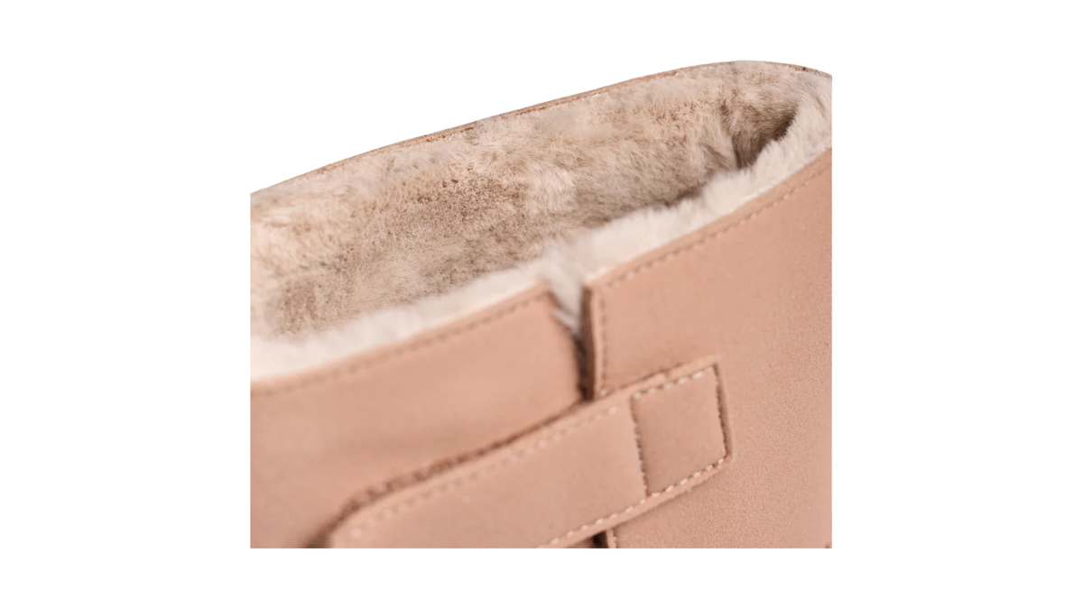Barfußwinterstiefel, Detailansicht, Schaft mit Klettverschluss, Zuglasche am Schaftrand, geschlossener Schaftabschluss