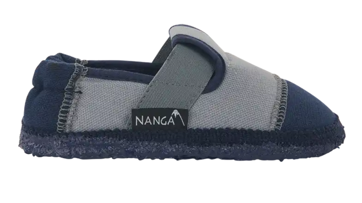 Barfußhausschuh für Kinder ohne Verschluss mit breiter Zehenbox und geschlossenem Fersenbereich, Seitenansicht außen
