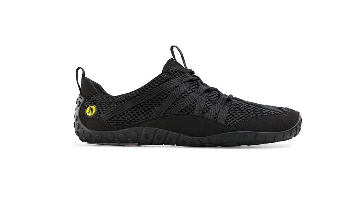 Barfußschuh mit Schnellschnürung, geschlossener Zehenbox und geschlossenem Fersenbereich, profilierte Sohle, Seitenansicht außen