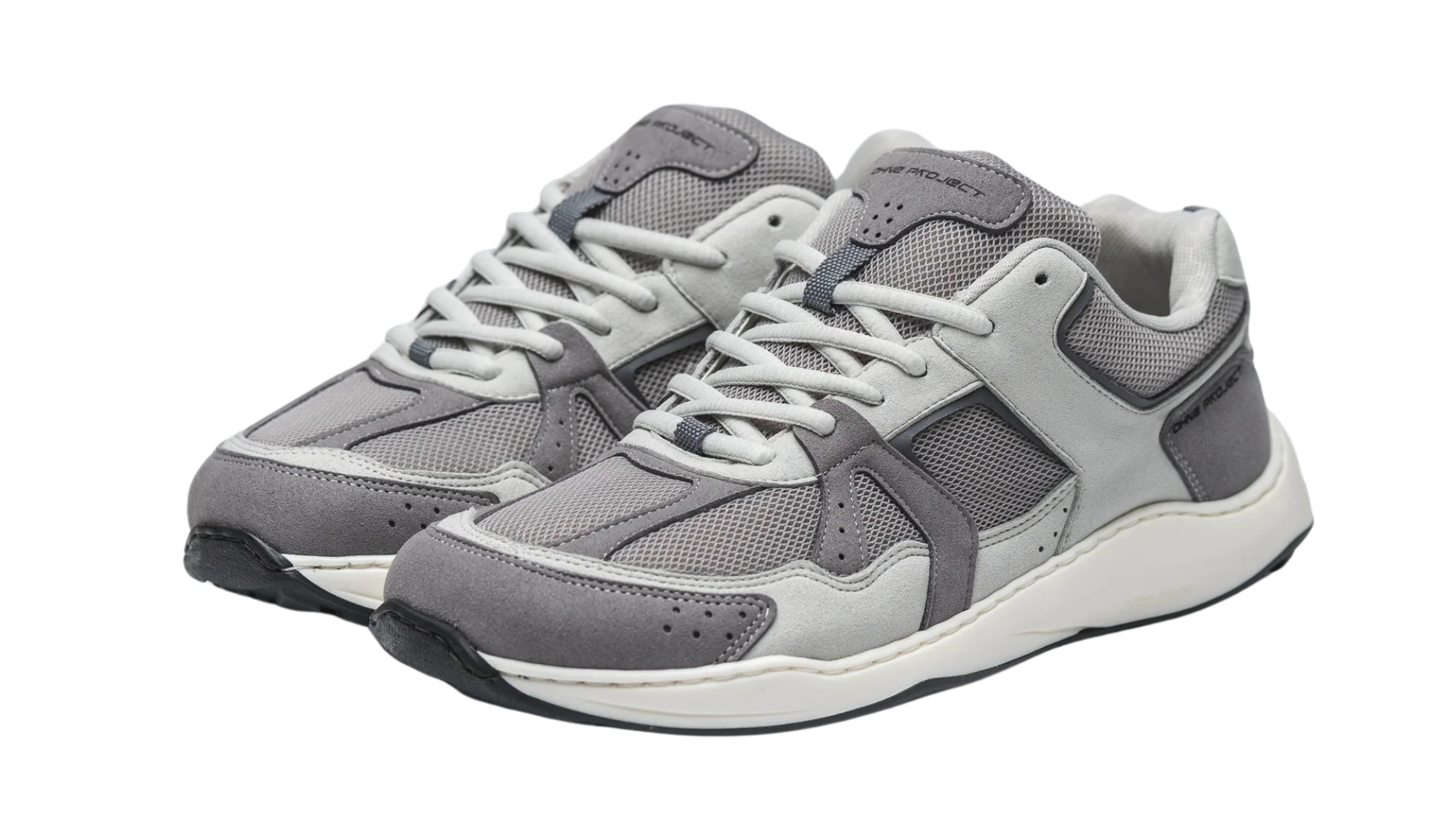 Barfußschuh für Erwachsene, geschlossene Zehenpartie, geschlossener Fersenbereich, Schnürung, seitliche Einsätze und Ziernähte, flache Sohle, schräge Vorderansicht als Paar