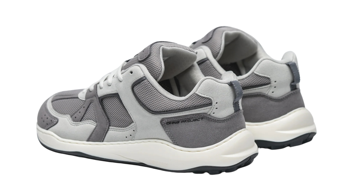 Barfußschuh für Erwachsene, geschlossene Zehenpartie, geschlossener Fersenbereich, Schnürung, seitliche Einsätze und Ziernähte, flache Sohle, schräge Rückansicht als Paar