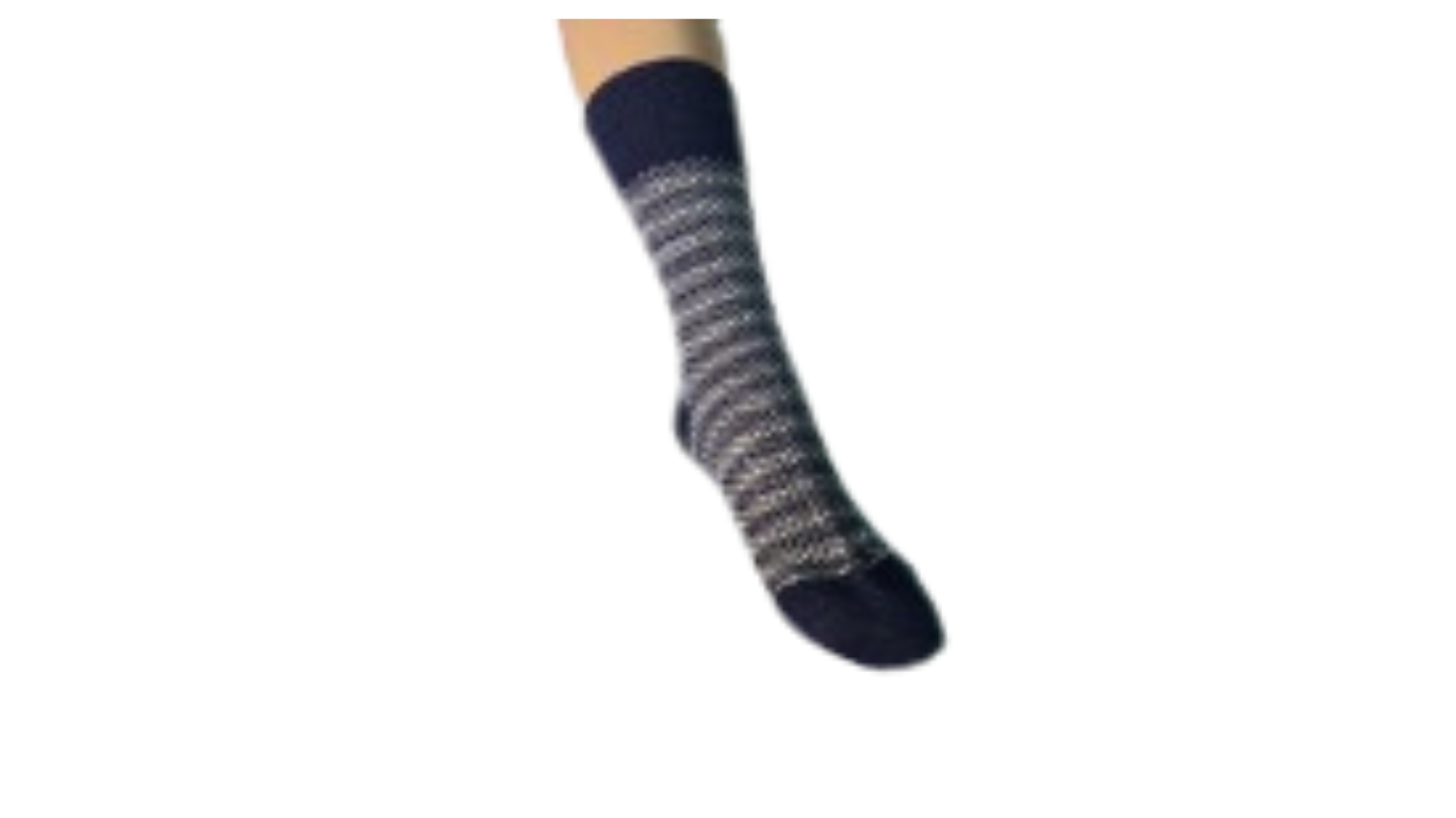 Socken ohne separate Zehen, wadenhoher Schaft, elastischer Bund, gestreiftes Schaftteil, getragen am Fuß, Seitenansicht außen