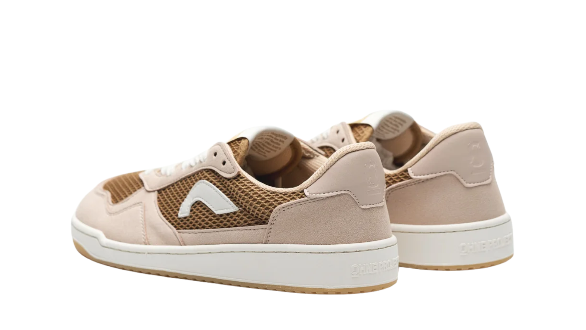 Barfußsneaker als Paar mit Schnürung, Mesh-Einsätzen und geschlossener Zehenpartie, schräge Rückansicht