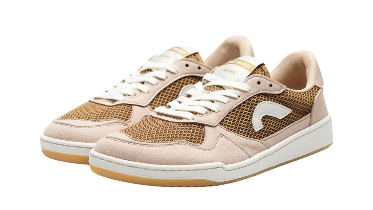 Barfußsneaker als Paar mit Schnürung, Mesh-Einsätzen und geschlossener Zehenpartie, schräge Vorderansicht
