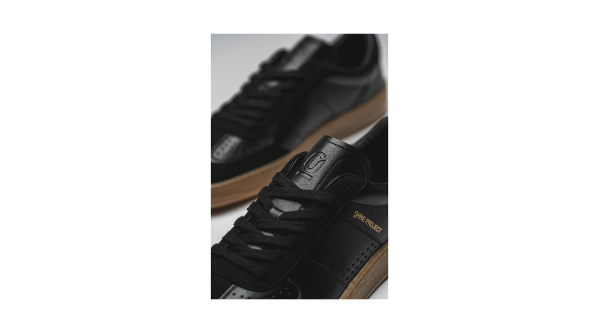Detailansicht von Schnürung, Vorderfußbereich und Seitenpartie eines Barfußsneakers für Erwachsene