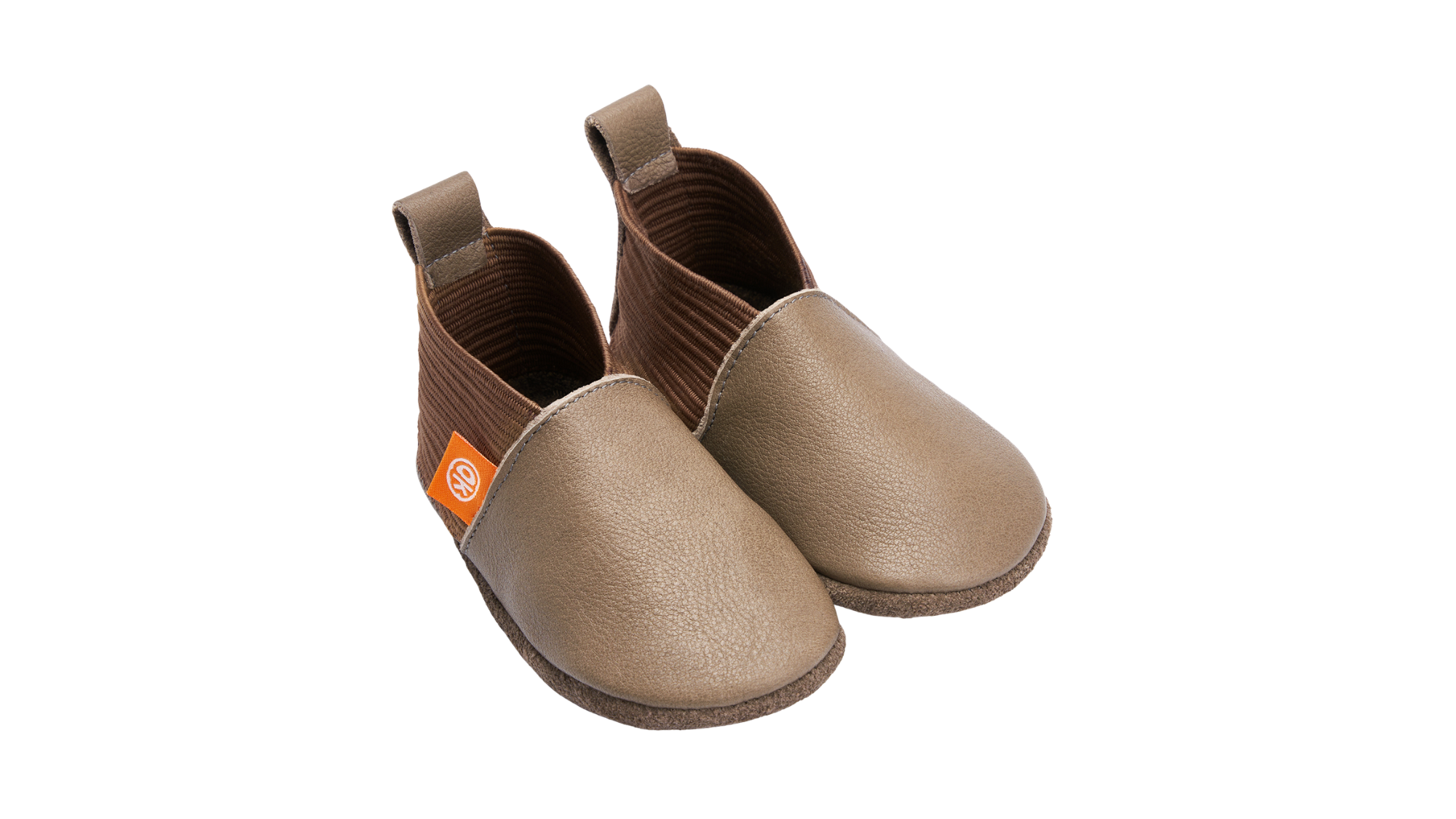 Paar Kinderkrabbelschuhe mit breiter Zehenbox, geschlossenem Zehenbereich, elastischem Schaft und Fersenschlaufen, schräge Vorderansicht