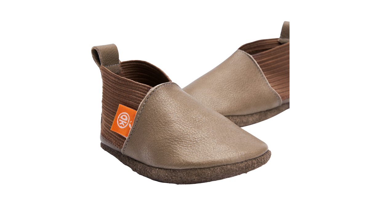 Kinderkrabbelschuhe mit breiter Zehenbox, elastischem Schaft und Fersenschlaufe, Detailansicht
