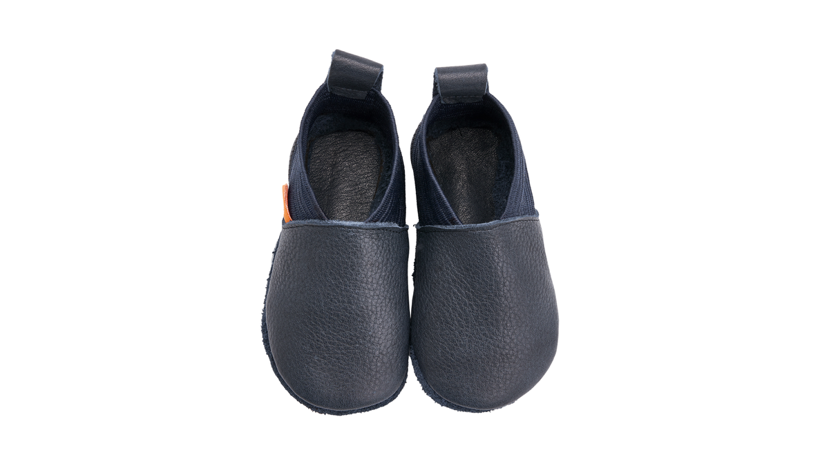 Paar Kinderkrabbelschuhe mit breiter Zehenbox, geschlossenem Zehenbereich und elastischem Schaft, Draufsicht