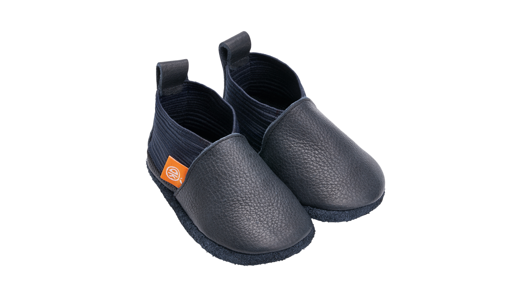 Paar Kinderkrabbelschuhe mit breiter Zehenbox, geschlossenem Zehenbereich, elastischem Schaft und Fersenschlaufen, schräge Vorderansicht