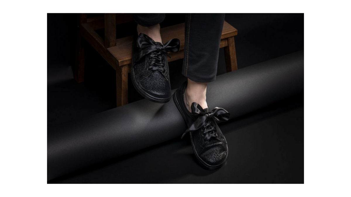 Barfußschuh mit Schnürung, breite Zehenbox, flexible Sohle, geschlossener Zehen- und Fersenbereich, schräge Vorderansicht