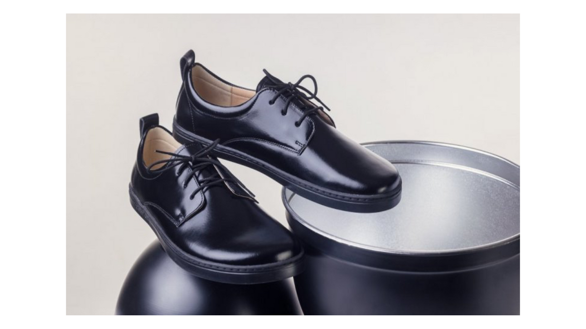 Barfußschuh mit Schnürverschluss, breiter Zehenbox und flacher Sohle, geschlossener Fersenbereich, schräge Vorderansicht