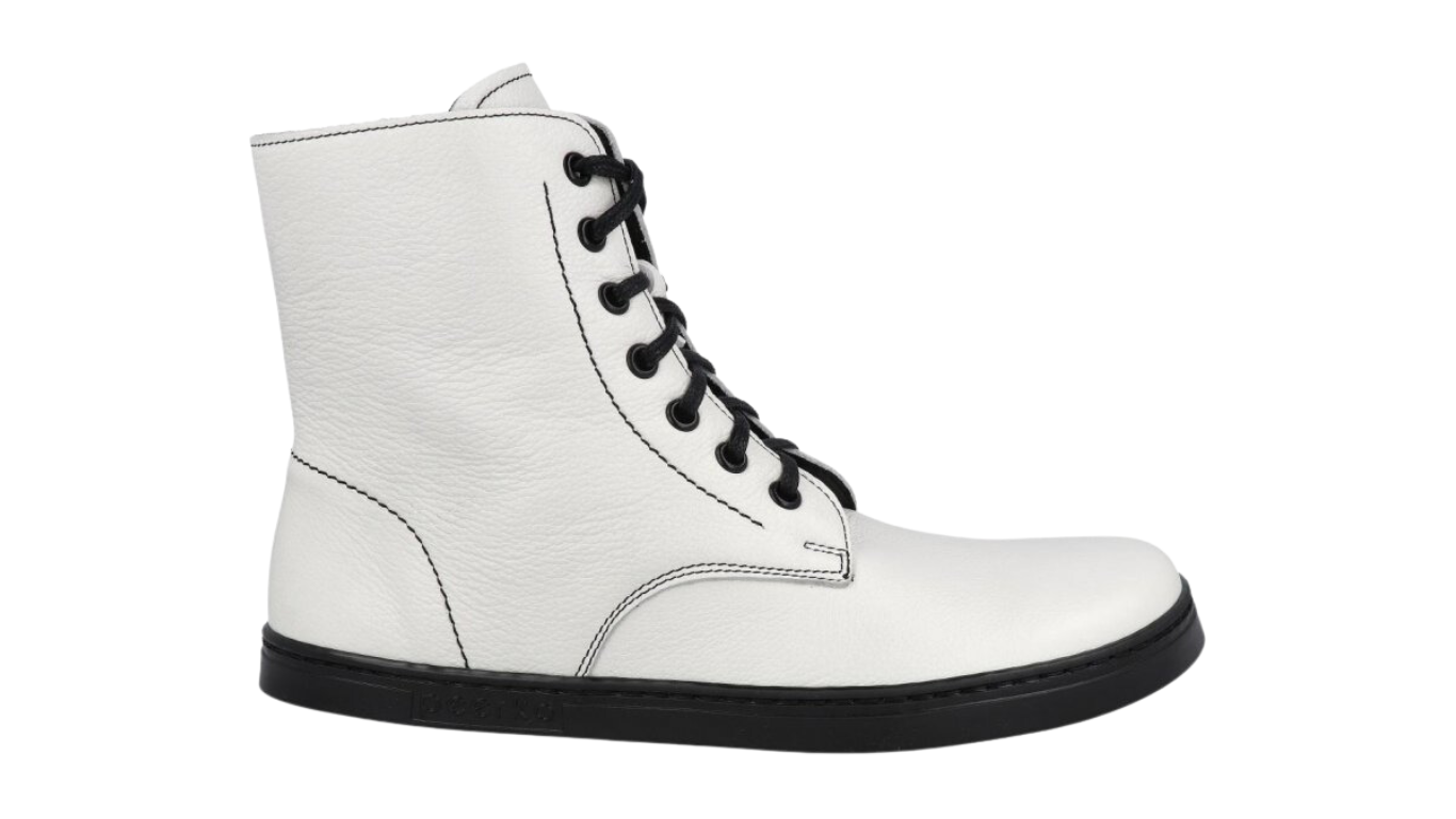 Barfußstiefel mit Schnürverschluss, breiter Zehenbox und flacher Sohle, geschlossener Fersenbereich, Seitenansicht außen
