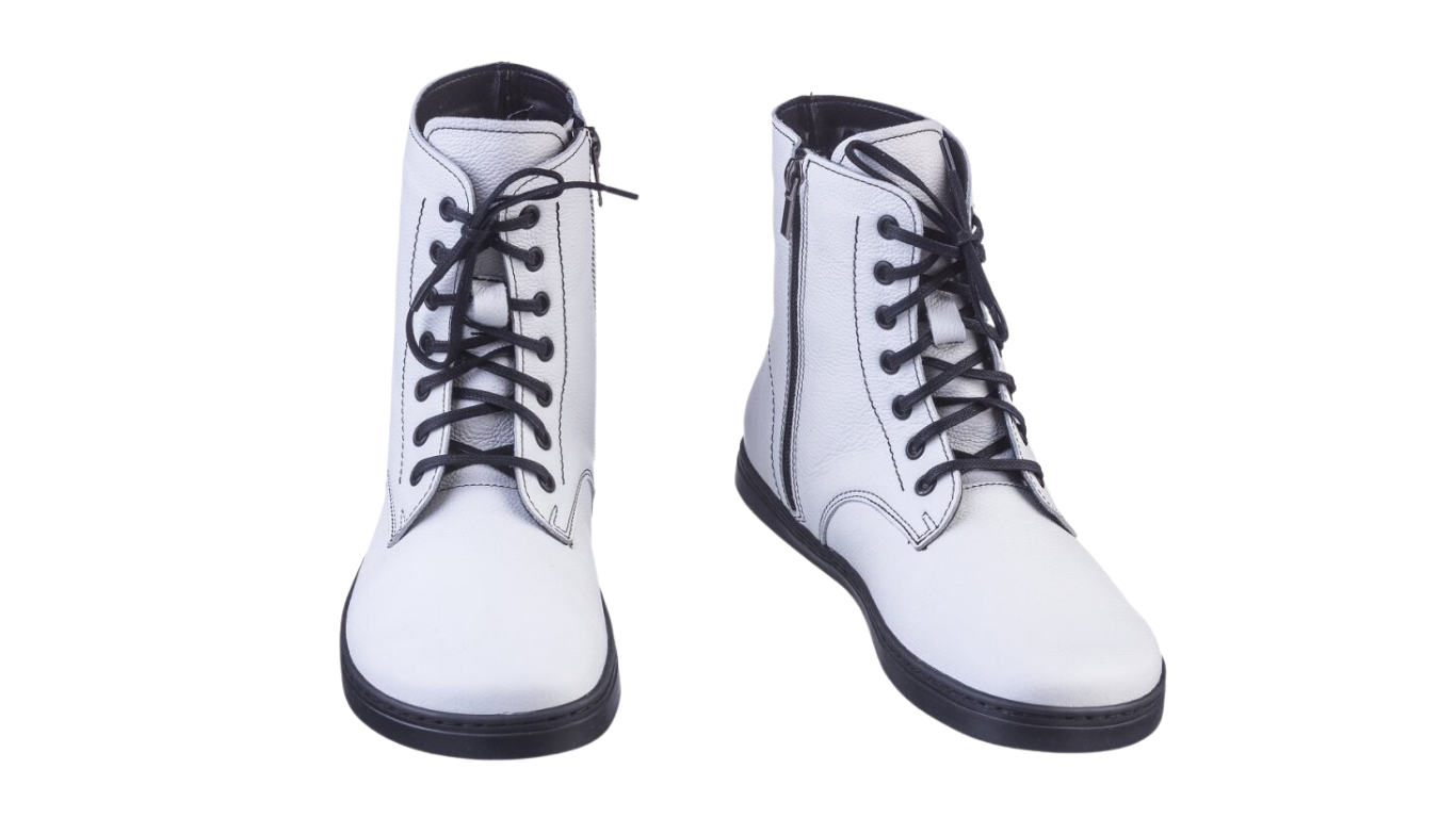 Barfußstiefel als Paar mit Schnürverschluss, breiter Zehenbox und flacher Sohle, geschlossener Fersenbereich, schräge Vorderansicht