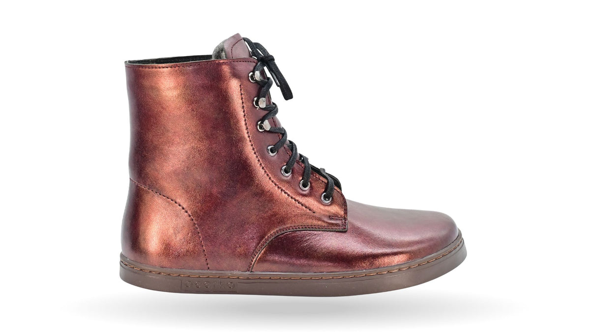 Barfußstiefel mit Schnürverschluss, breiter Zehenbox und flacher Sohle, geschlossener Fersenbereich, Seitenansicht außen