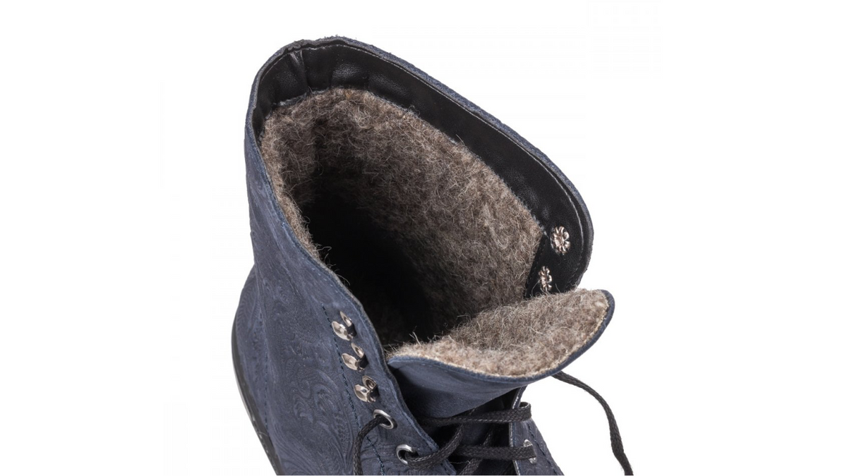 Barfußstiefel mit Schnürverschluss, gepolsterter Schaftrand sichtbar, breiter Zehenbox und flacher Sohle, geschlossener Fersenbereich, Detailansicht