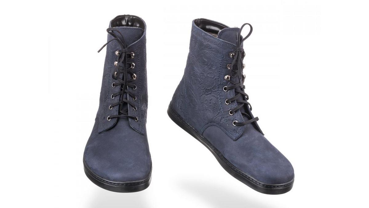 Barfußstiefel mit Schnürverschluss, breiter Zehenbox und flacher Sohle, geschlossener Fersenbereich, schräge Vorderansicht