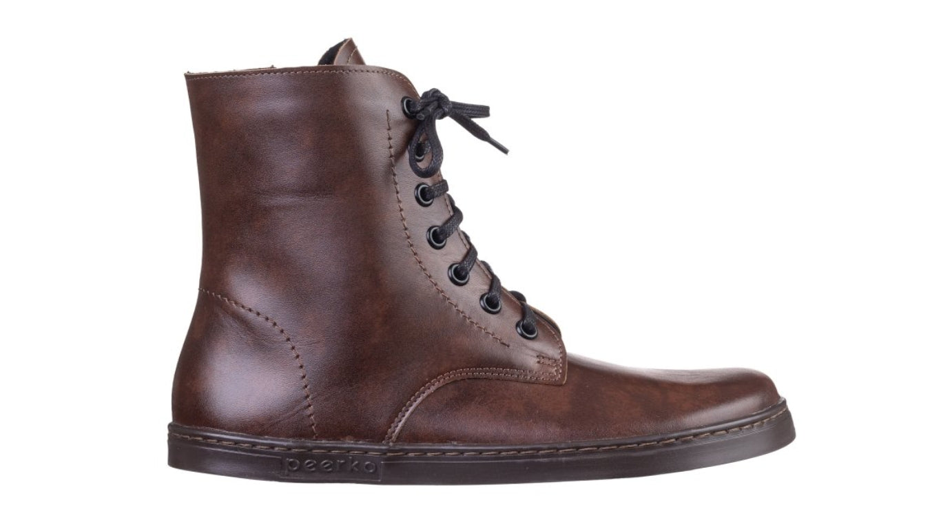 Barfußstiefel mit Schnürverschluss, breiter Zehenbox und flacher Sohle, geschlossener Fersenbereich, Seitenansicht außen
